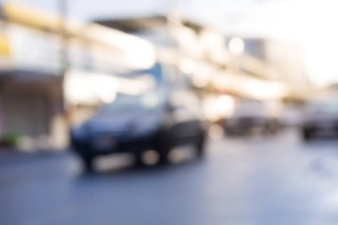 Altın saatinde şehirdeki sokak hayatının yüksek anahtar görüntüsü bulanıklaştı. Görüntü soyut, odak dışı, arkaplan için resim bokeh.