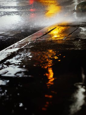 Şiddetli yağış sırasında ıslak ayak yolu, gece düşüşü, seçici odaklanma. Yağmurlu mevsim arka planı.