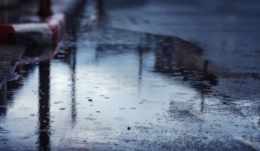 Şiddetli yağış sırasında yağmur damlaları sıçrıyor, seçici odaklanma. Yağmur mevsimi arkaplanı.