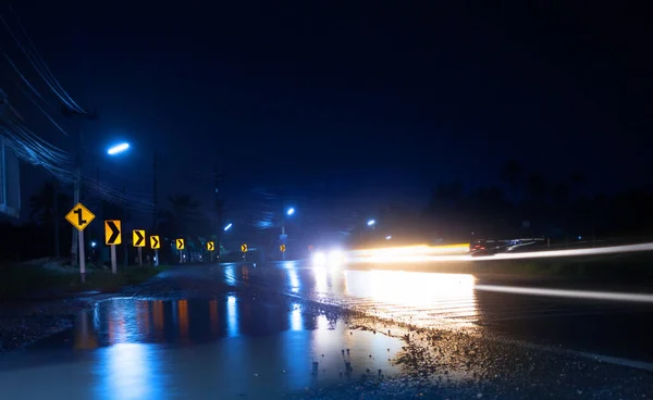 Escena Nocturna Calle Mojada Después Lluvia Dura Caen Con Coches —  Fotos de Stock