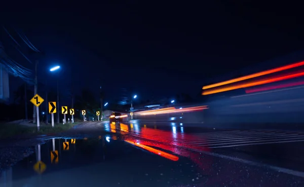 Cena Noturna Rua Molhada Após Chuva Forte Cair Com Carros — Fotografia de Stock