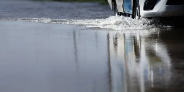 Автомобіль Проходить Через Потопну Воду Після Сильного Дощу Водяним Розпилювачем — стокове фото