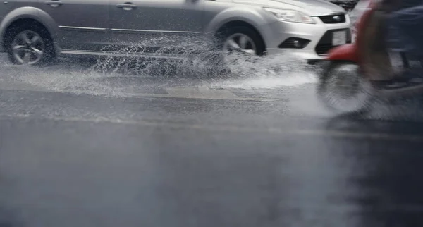 激しい雨の後 洪水の水の中を黒い現代の車の突然の動きが通過した — ストック写真
