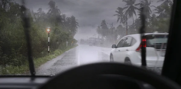 Jazda Samochodem Złe Warunki Pogodowe Drodze Podczas Burzy Deszczowej Widok — Zdjęcie stockowe