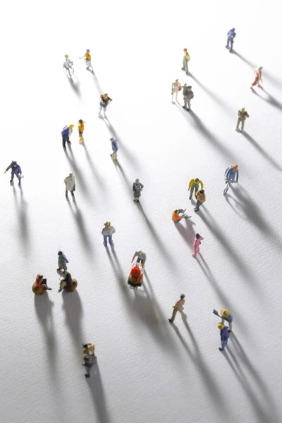Von Oben Betrachtet Halten Menschen Miniaturspielzeuge Mit Langen Schatten Bei — Stockfoto
