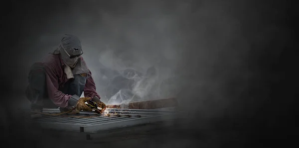 在建筑工地工作的焊工 概念工业工人的生活 — 图库照片