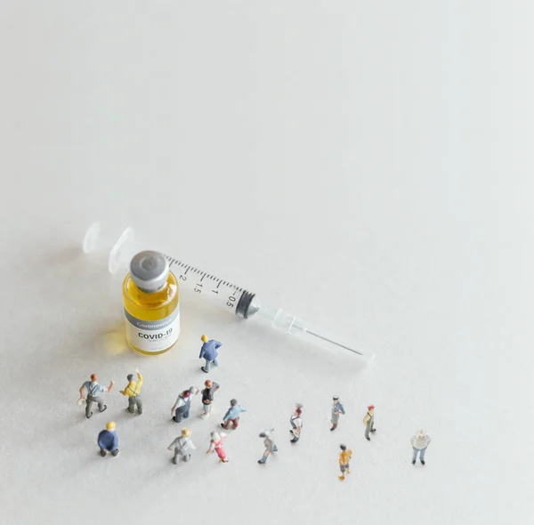 Coronavirus Covid Vakcinával Injekcióhoz Való Fecskendővel Szemben Álló Embercsoport Figurin — Stock Fotó