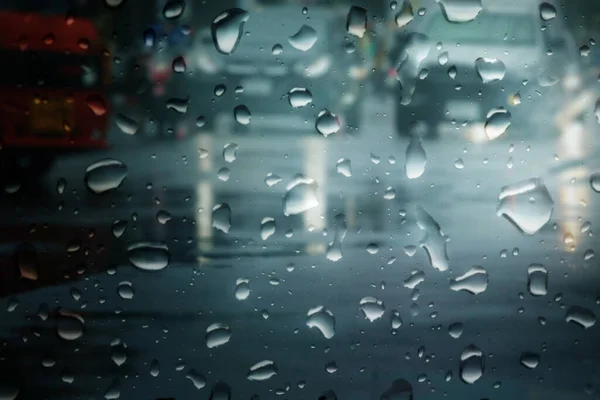 激しい雨の夜に街のぬれた道を走るブリュリー車 窓からの眺め フィールド構成の選択的焦点と非常に浅い深さ — ストック写真