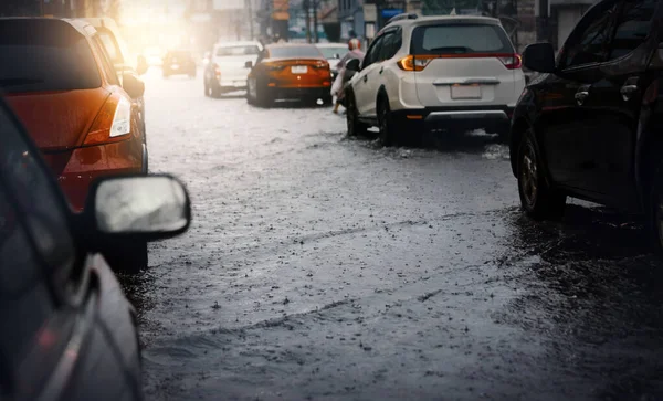 雨の多い日の朝の交通都市での洪水 選択的な焦点 — ストック写真