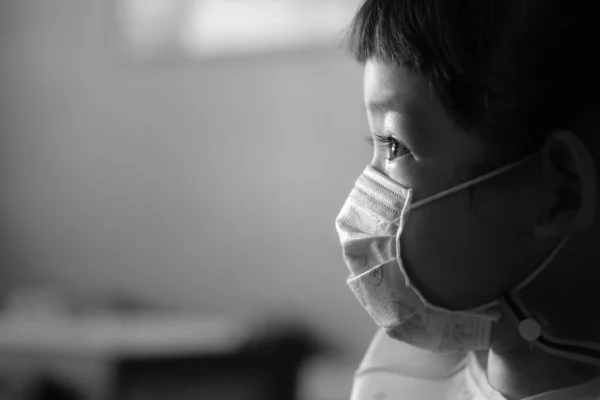 穿着面部卫生用品的亚洲女孩的画像 家庭隔离 保健和医疗的概念背景 — 图库照片