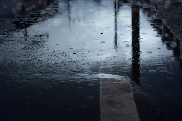 Gotas Lluvia Salpicando Durante Lluvia Dura Caen Por Noche Enfoque — Foto de Stock