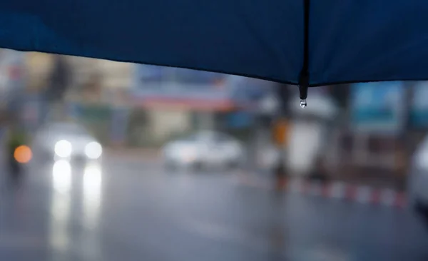 青い傘の街の雨の日 柔らかい焦点とフィールドの非常に浅い深さの都市生活 — ストック写真