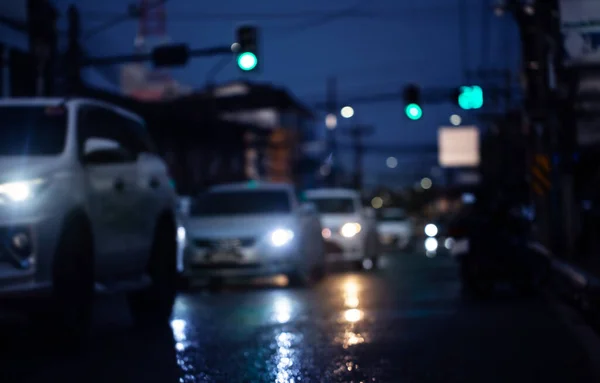 城市雨下得很大 车辆在湿路上的形象模糊不清 — 图库照片