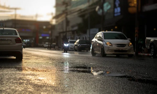 城里雨下得很大 车辆在湿路上停着 晚上还点着灯 — 图库照片