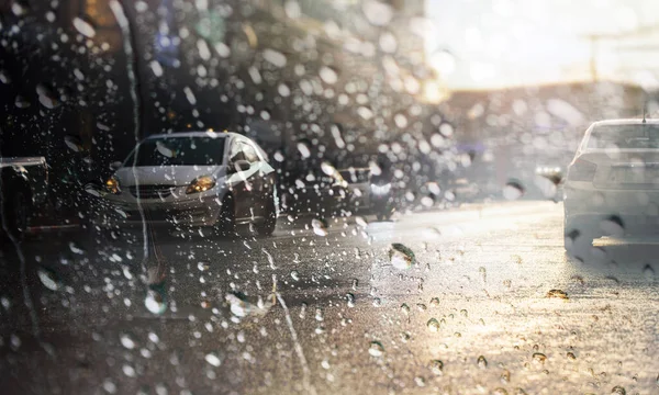 雨の日の交通都市の夜の光で 選択的な焦点と雨嵐の間のフロントガラスを介して表示します — ストック写真