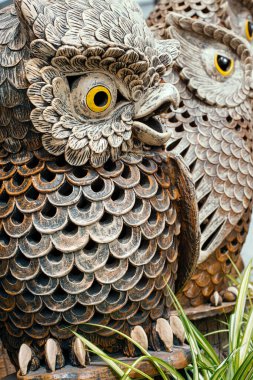 Bahçeyi süslemek için terracotta baykuşları.