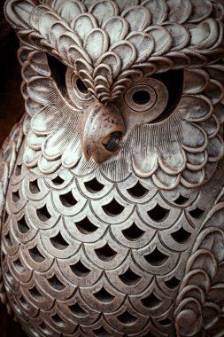 Bahçeyi süslemek için terracotta baykuşları.