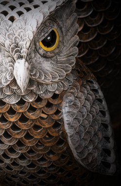 Bahçeyi süslemek için terracotta baykuşları.