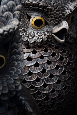 Bahçeyi süslemek için terracotta baykuşları.