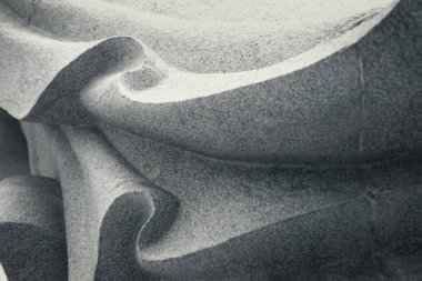 Soyut çizgiler ve granit taşın eğri heykeli. Arka plan için tek renkli doğu tarzı..