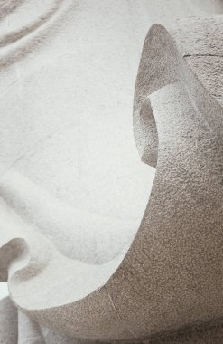 Soyut çizgiler ve granit taşın eğri heykeli. Arka plan için tek renkli doğu tarzı..