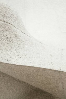 Soyut çizgiler ve granit taşın eğri heykeli. Arka plan için tek renkli doğu tarzı..