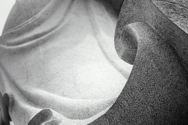 Soyut çizgiler ve granit taşın eğri heykeli. Arka plan için tek renkli doğu tarzı..