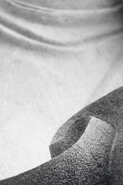 Soyut çizgiler ve granit taşın eğri heykeli. Arka plan için tek renkli doğu tarzı..