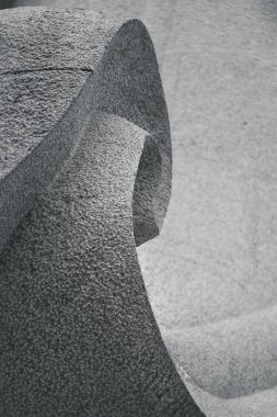 Soyut çizgiler ve granit taşın eğri heykeli. Arka plan için tek renkli doğu tarzı..