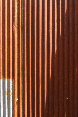 Eski ve paslı galvanizli dokular. Eski paslı metalin çatlak ve çizik arkaplanı..