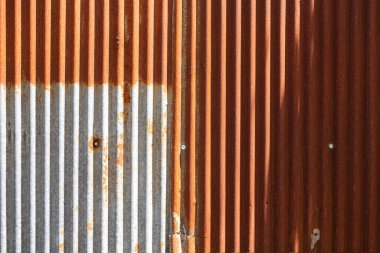 Eski ve paslı galvanizli dokular. Eski paslı metalin çatlak ve çizik arkaplanı..