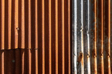 Eski ve paslı galvanizli dokular. Eski paslı metalin çatlak ve çizik arkaplanı..