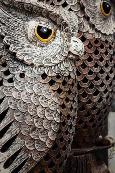 Bahçeyi süslemek için terracotta baykuşları.