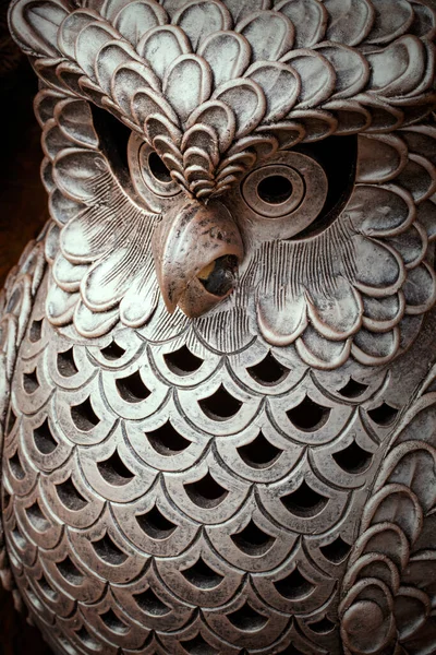 Bahçeyi süslemek için terracotta baykuşları.