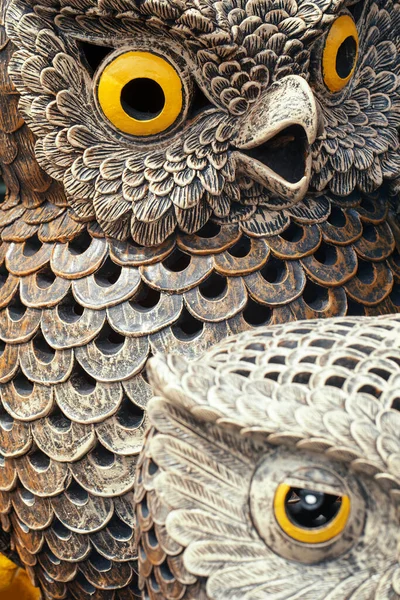 Bahçeyi süslemek için terracotta baykuşları.