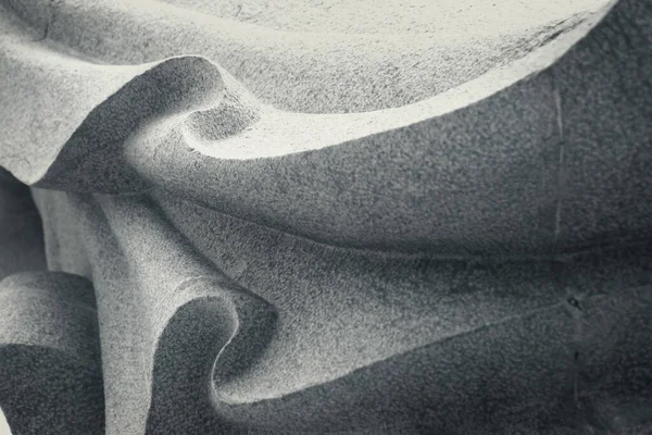 Soyut çizgiler ve granit taşın eğri heykeli. Arka plan için tek renkli doğu tarzı..