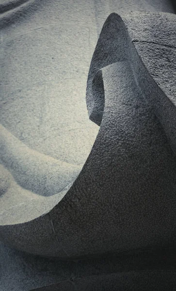 Soyut çizgiler ve granit taşın eğri heykeli. Arka plan için tek renkli doğu tarzı..