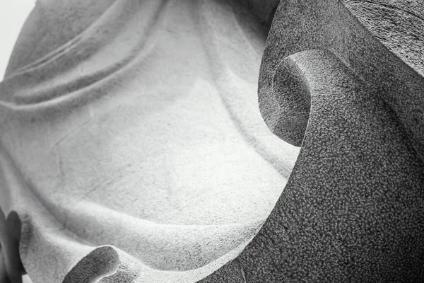 Soyut çizgiler ve granit taşın eğri heykeli. Arka plan için tek renkli doğu tarzı..