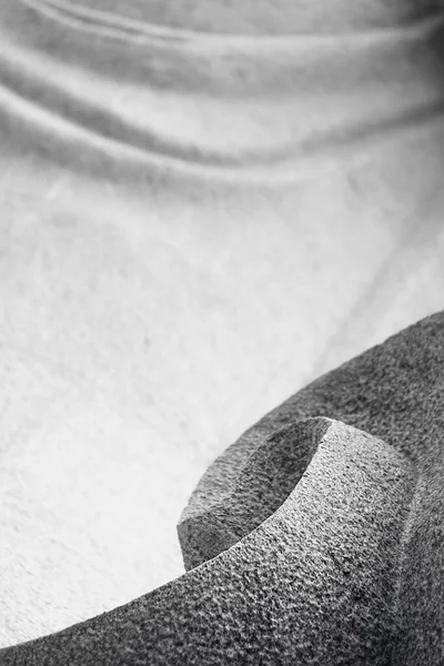 Soyut çizgiler ve granit taşın eğri heykeli. Arka plan için tek renkli doğu tarzı..