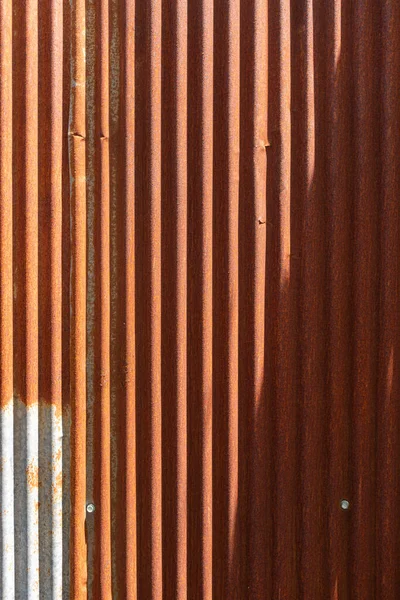 Eski ve paslı galvanizli dokular. Eski paslı metalin çatlak ve çizik arkaplanı..