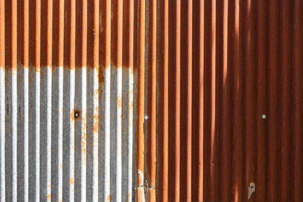 Eski ve paslı galvanizli dokular. Eski paslı metalin çatlak ve çizik arkaplanı..