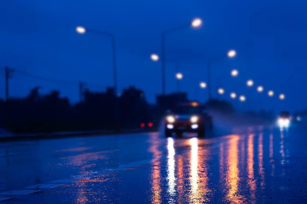 湿路有选择性的焦点 光线反射 强降雨时的暮色场景 — 图库照片