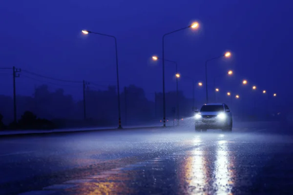 Işık yansıtmalı nemli yol