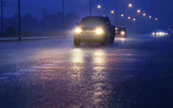 Işık yansıtmalı nemli yol