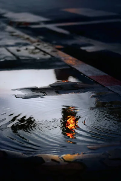 Αντανάκλαση Του Φαναριού Στη Λακκούβα Βροχερή Νύχτα Στην Πόλη — Φωτογραφία Αρχείου