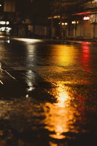 街の雨の夜 選択的な焦点 — ストック写真