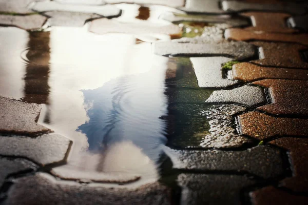Wasserpfütze Auf Fußweg Spiegelt Den Himmel Dramatische Szene Nach Starkem — Stockfoto