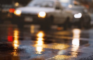 Şiddetli yağmurdan sonra şehrin ışıklarının olduğu gece manzarası.