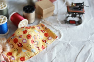 Güzel klasik DIY pamuk yüz maskesi. Yeni Coronavirus 2019 hastalığı için kavram arka planı.