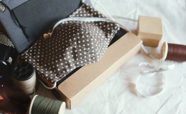 Güzel klasik DIY pamuk yüz maskesi. Yeni Coronavirus 2019 hastalığı için kavram arka planı.